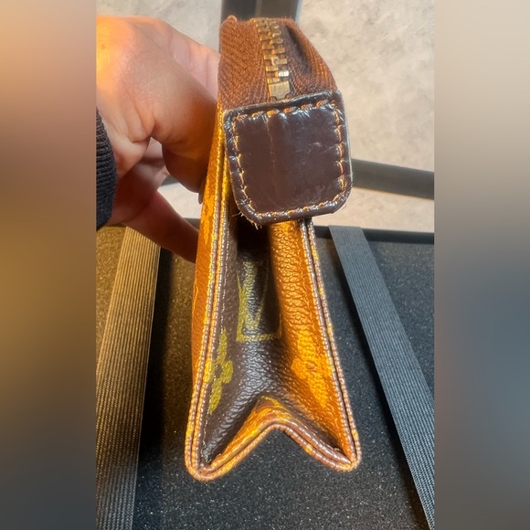 Louis Vuitton vintage Toiletry Pouch in the iconic Monogram coated canvas. EUC - Picture 5 of 14